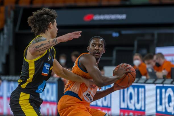 励着更多年 励着更多年